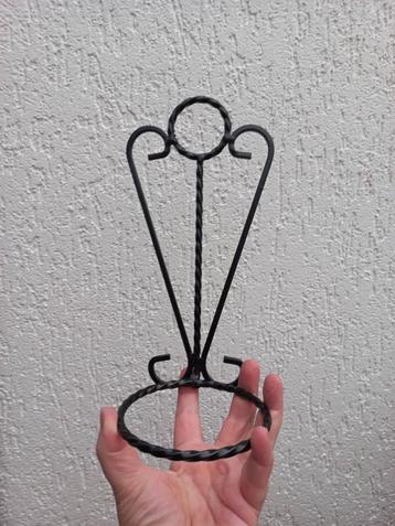 Gietijzeren plantenhanger. Vintage. Retro hanger beschikbaar voor biedingen