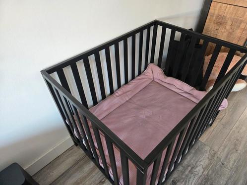 Goede nette zwarte baby box, Kinderen en Baby's, Boxen, Zo goed als nieuw, In hoogte verstelbaar, Boxkleed, Ophalen of Verzenden