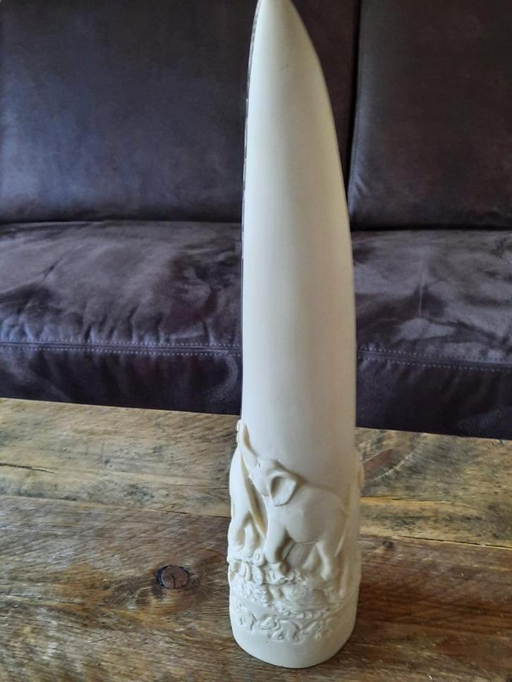 Ivoren Slagtanden met Uitgesneden Figuren, Antiek en Kunst, Kunst | Beelden en Houtsnijwerken, Ophalen of Verzenden