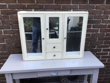 Leuk houten hangkastje met spiegels beschikbaar voor biedingen