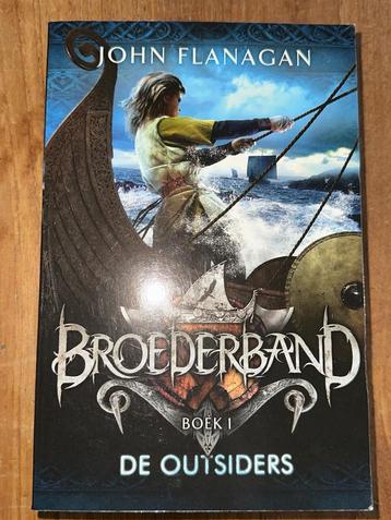 John Flanagan fantasy boek 1 Broederband De Outsiders beschikbaar voor biedingen