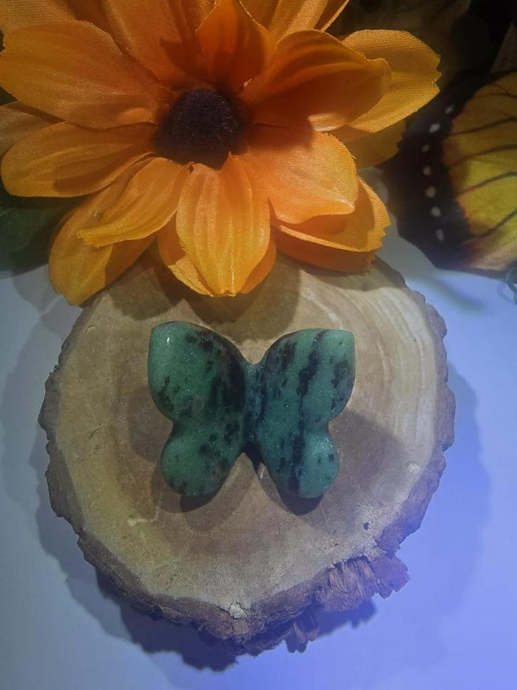 Robijn in Zoisiet Vlinder (3 x 3 cm), Verzamelen, Mineralen en Fossielen, Mineraal, Ophalen of Verzenden