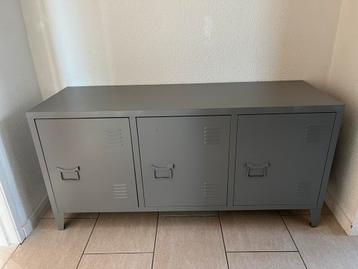 Grijze kast beschikbaar voor biedingen