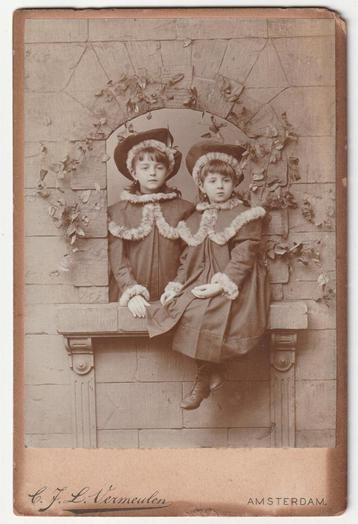 Romantische kabinetfoto 2 meisjes zusjes ? C.J.L. Vermeulen beschikbaar voor biedingen