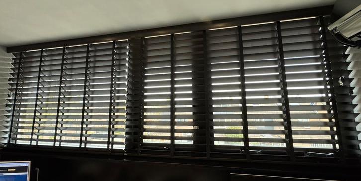 Houtlook jaloezie met laderband van veneta, Huis en Inrichting, Stoffering | Gordijnen en Lamellen, Zo goed als nieuw, Minder dan 100 cm