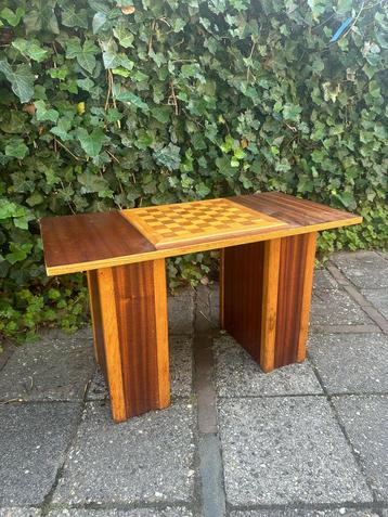 Vintge schaaktafel bijzettafel speeltafel beschikbaar voor biedingen
