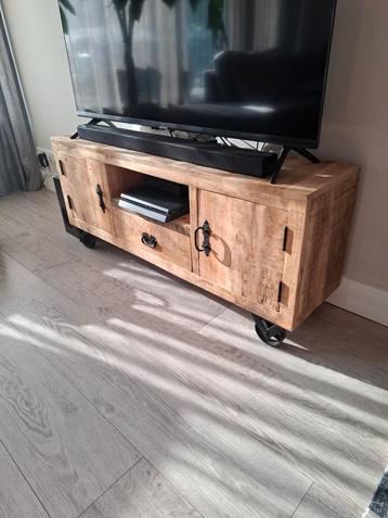 Stoere tv meubel van mangohout beschikbaar voor biedingen
