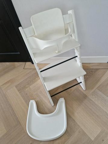 Witte stokke tripp trapp + babyset en playtray beschikbaar voor biedingen