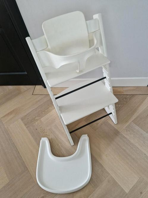 Witte stokke tripp trapp + babyset en playtray, Kinderen en Baby's, Kinderstoelen, Gebruikt, Meegroeistoel, Aanschuifbaar, Afneembaar eetblad