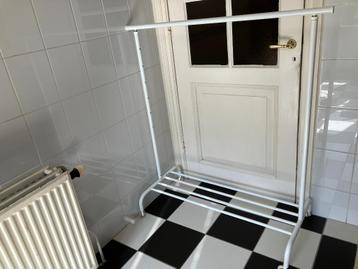 Kledingrek op wieltjes en in hoogte verstelbaar. Zie foto's. beschikbaar voor biedingen