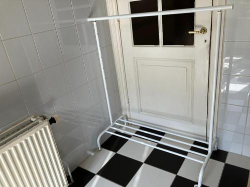 Kledingrek op wieltjes en in hoogte verstelbaar. Zie foto's., Kleding | Dames, Kledingrekken, Zo goed als nieuw, Met wielen, Ophalen
