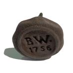2x vintage bruine KASTKNOP met opdruk B.W. 1756 roest look, Ophalen of Verzenden