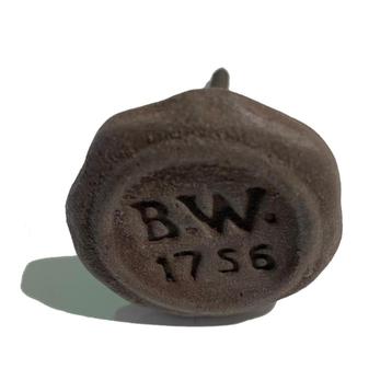 2x vintage bruine KASTKNOP met opdruk B.W. 1756 roest look beschikbaar voor biedingen