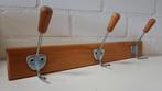 2139 Vintage, brocante houten kapstok met drie haken., Ophalen of Verzenden