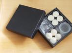 Cadeaudoos met kaarsen en kleine kandelaars, Overige materialen, Wit, Ophalen of Verzenden, Zo goed als nieuw