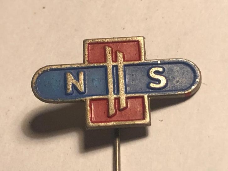 Metalen NS NED. SPOORWEGEN Speld (Rood/Blauw/Metaalkleur)., Verzamelen, Speldjes, Pins en Buttons, Zo goed als nieuw, Speldje of Pin