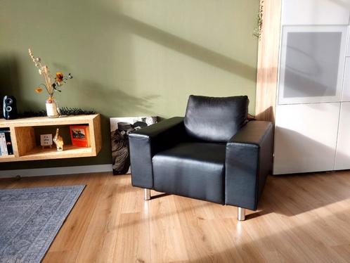 Koopje! Robuuste zwart imitatielederen fauteuil, Huis en Inrichting, Banken | Sofa's en Chaises Longues, Zo goed als nieuw, Eenpersoons