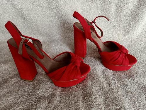 BIJNA NIEUW Sandalen plateauhak rood maat 38, Kleding | Dames, Schoenen, Zo goed als nieuw, Sandalen of Muiltjes, Rood, Ophalen