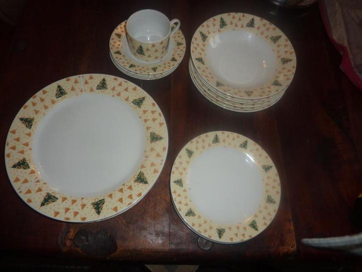 kerstservies  rand geel dennenboompjes groen en oker, Huis en Inrichting, Keuken | Servies, Nieuw, Schaal of Schalen, Overige stijlen