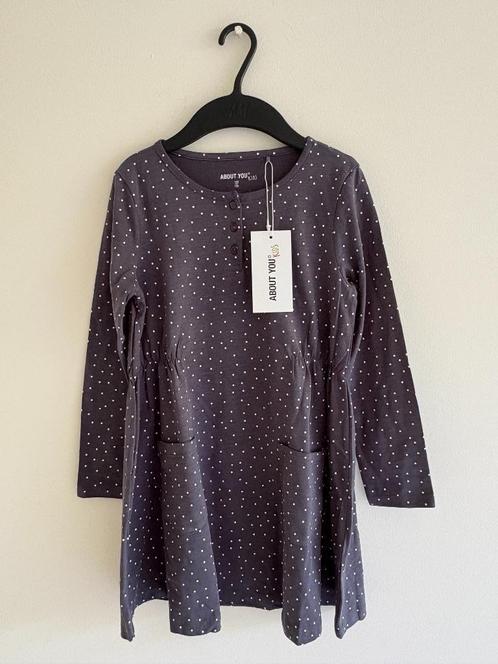 NIEUW, Jurk, Maat 122-128, About You Kids, Grijs met stippen, Kinderen en Baby's, Kinderkleding | Maat 122, Nieuw, Meisje, Jurk of Rok