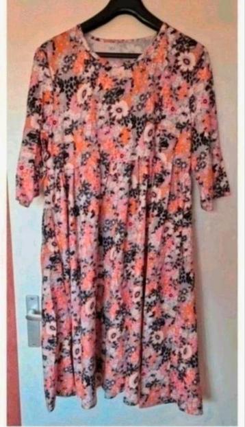 Nieuwe jurk met bloemenprint maat L. beschikbaar voor biedingen
