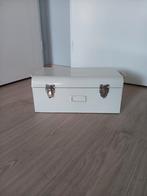 Witte opbergkist met metalen sluiting, Ophalen, Minder dan 50 cm, Minder dan 50 cm, Zo goed als nieuw