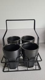 Rek met zwarte koffiekopjes, Huis en Inrichting, Keuken | Servies, Overige materialen, Ophalen of Verzenden, Zo goed als nieuw