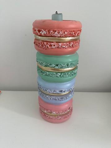 Macaron kandelaars beschikbaar voor biedingen