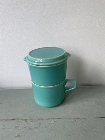 Vintage theekop met zeef en deksel. Zacht groen porselein. beschikbaar voor biedingen
