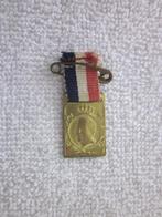 Speldje Kon. Wilhelmina kleur goud lengte totaal 3,5 cm., Ophalen of Verzenden, Zo goed als nieuw, Nederland, Speld(je) of Lepel(tje)