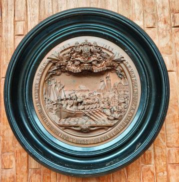 Antieke wandplaquette landing Willem1 op strand Scheveningen beschikbaar voor biedingen