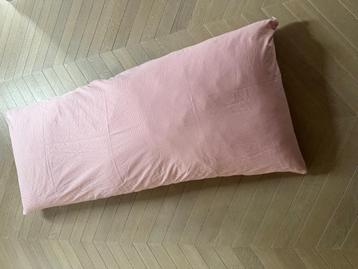 roze/wit geruit langwerpig kussen voor kinderbedje/bankje beschikbaar voor biedingen