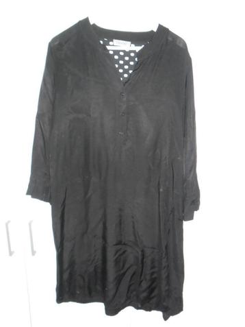 Transfer Zwarte Lange Blouse Met Gatenpatroon Maat XL beschikbaar voor biedingen
