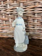 Lladro - meisje met pop porseleinen beeldje, Antiek en Kunst, Ophalen of Verzenden