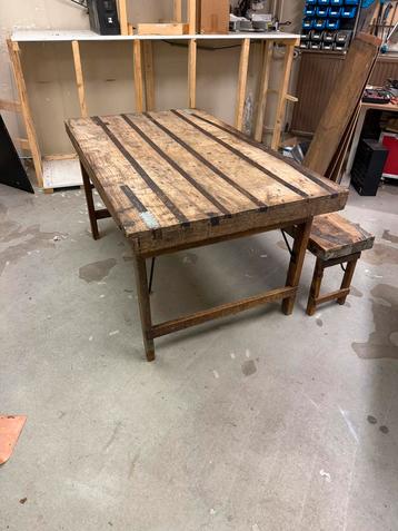 Authentieke indiaanse tafel met bankje beschikbaar voor biedingen