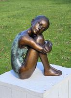 MEISJE ZITTEND IN BADPAK / bronzen beeld / vrouw