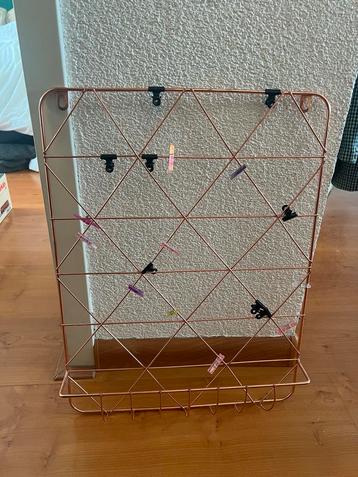 Rosé kleurig ophangbord inclusief clips beschikbaar voor biedingen