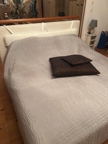 Sjiek romantisch boxspring bed beschikbaar voor biedingen