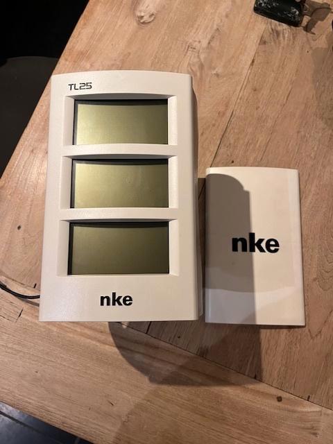 NKE TL25 Mast display White inclusief Alu Mast Bracket, Watersport en Boten, Navigatiemiddelen en Scheepselektronica, Zo goed als nieuw