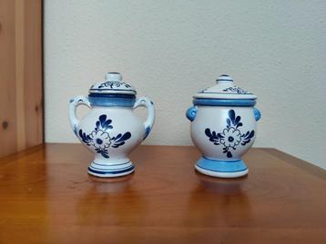 Twee Delftsblauwe potjes met deksel van gips beschikbaar voor biedingen