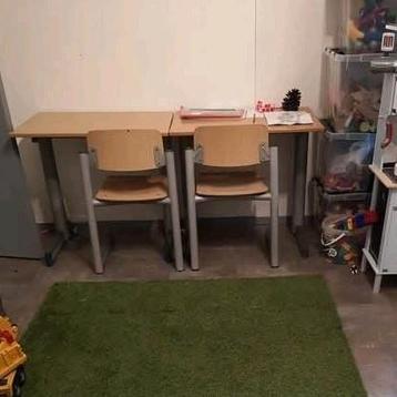 Bureau tafeltjes voor het kleine kind beschikbaar voor biedingen