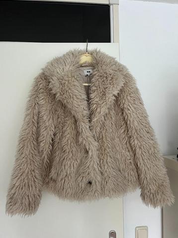 Nieuwe Beige Harige Jas beschikbaar voor biedingen