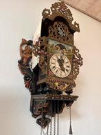 Antieke Friese Staartklok met Houtsnijwerk en Schilderingen, Antiek en Kunst, Antiek | Klokken, Ophalen of Verzenden