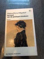 Het land van de geslagen kinderen - Waltraud Anna Mitgutsch, Boeken, Ophalen of Verzenden, Gelezen, Nederland