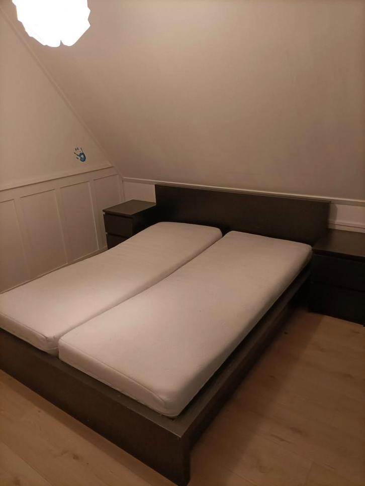 Ikea malm met 2 matrassen en nachtkastjes, Huis en Inrichting, Slaapkamer | Bedden, Gebruikt, Tweepersoons, 160 cm, Hout, Zwart