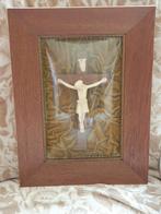 Lijst met kruisbeeld in bol glas Hoogte 53 cm breedte 40 cm, Antiek en Kunst, Antiek | Religie, Ophalen