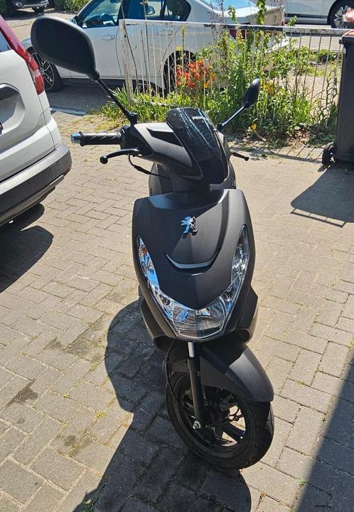 Peugeot kisbee scooter uit 2021 brommer bromfiets, Fietsen en Brommers, Scooters | Overige merken, Zo goed als nieuw, Maximaal 45 km/u