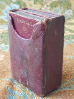 Twee antieke bijbeltjes uit Engeland in leder etui., Ophalen of Verzenden
