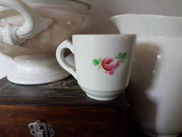 Antieke kop, gelegenheidsservies, dikke wand beschikbaar voor biedingen