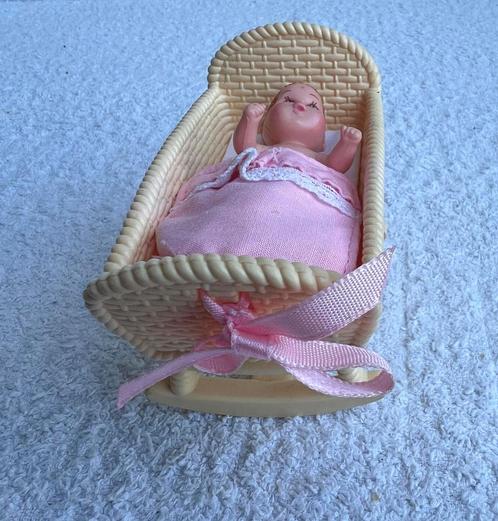 Diverse poppenhuis popjes in bedjes, Kinderen en Baby's, Speelgoed | Poppenhuizen, Nieuw, Poppenhuispop, Ophalen of Verzenden